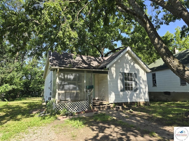 511 S Carter St, Clinton, MO 64735 - view of front of home with a front yard
