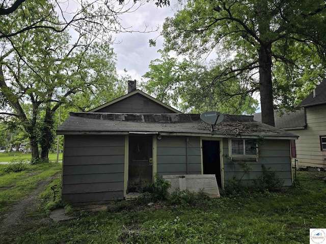 508 E Lincoln St, Clinton, MO 64735 - rear view of property with a chimney