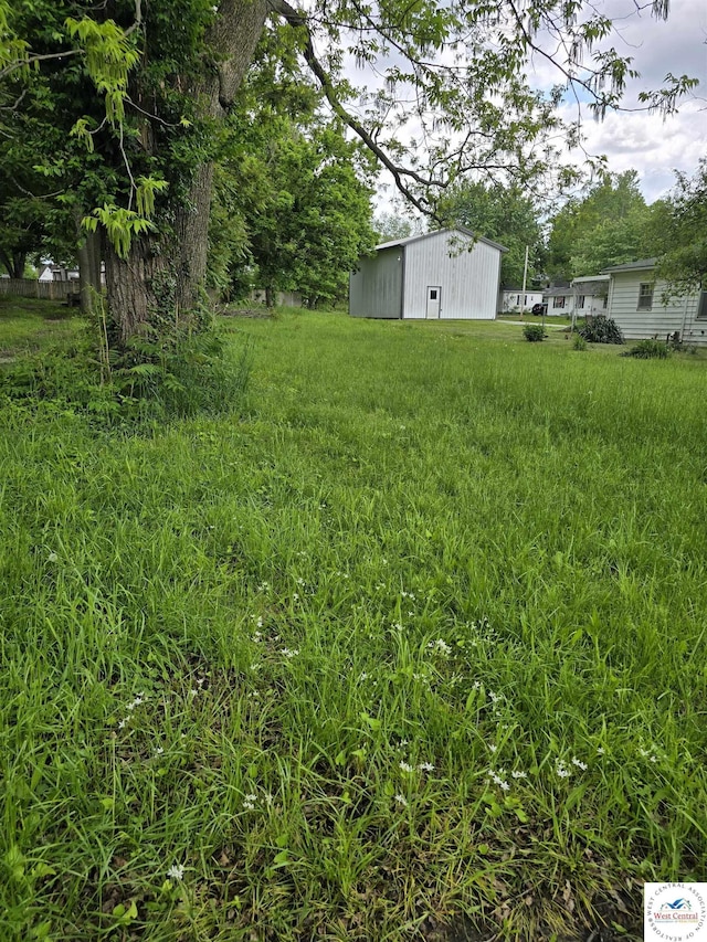 508 E Lincoln St, Clinton, MO 64735 - view of yard with an outbuilding and an outdoor structure