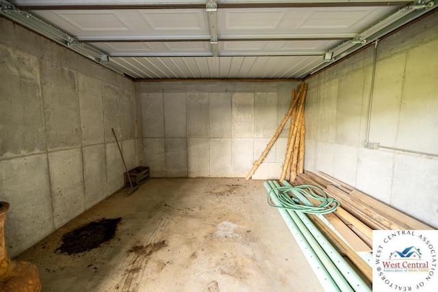 662 W 6th St, Schell City, MO 64783 - view of garage