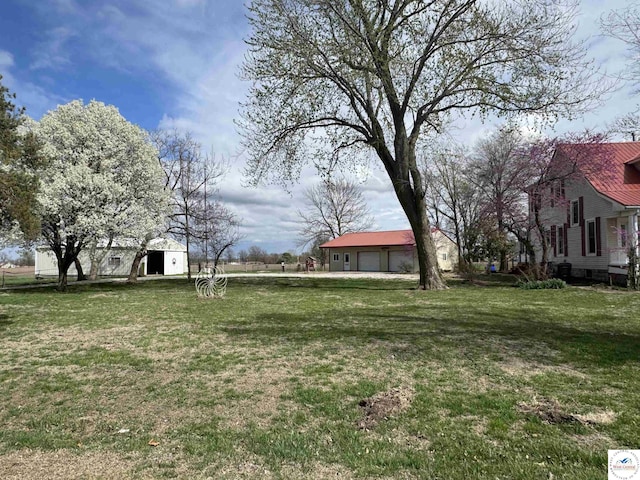 view of yard featuring an outdoor structure and a storage shed
