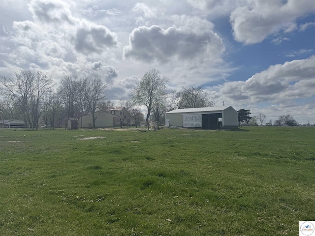 view of yard featuring an outdoor structure and a pole building