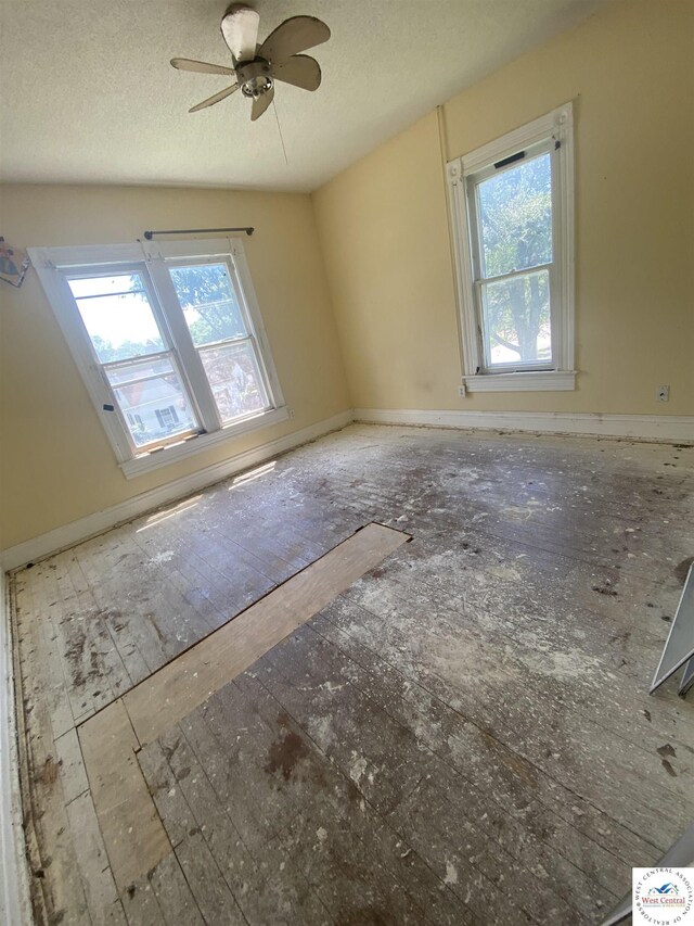 511 E Green St, Clinton, MO 64735 - unfurnished room with a textured ceiling and a ceiling fan