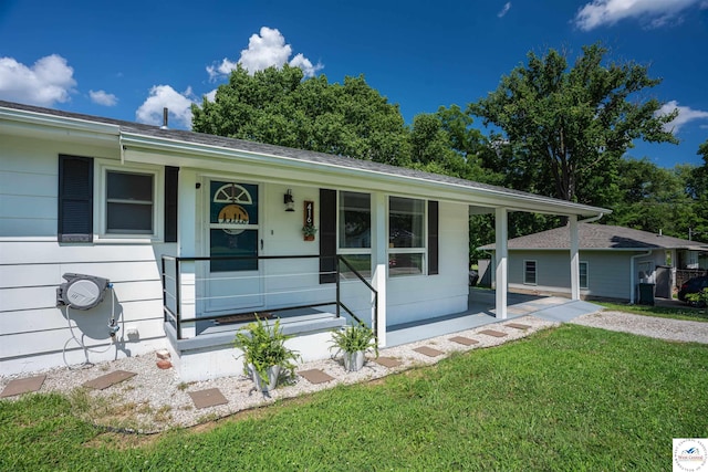 416 W Osage St, Warsaw, MO 65355 - ranch-style house featuring a porch, a front lawn, and roof with shingles