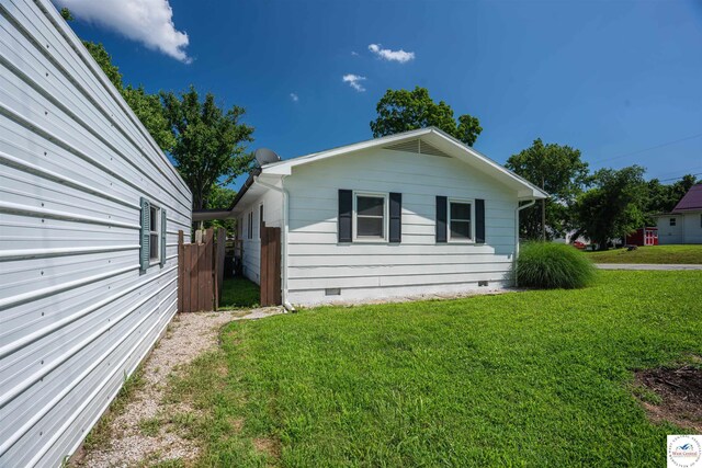 416 W Osage St, Warsaw, MO 65355 - view of side of home featuring crawl space