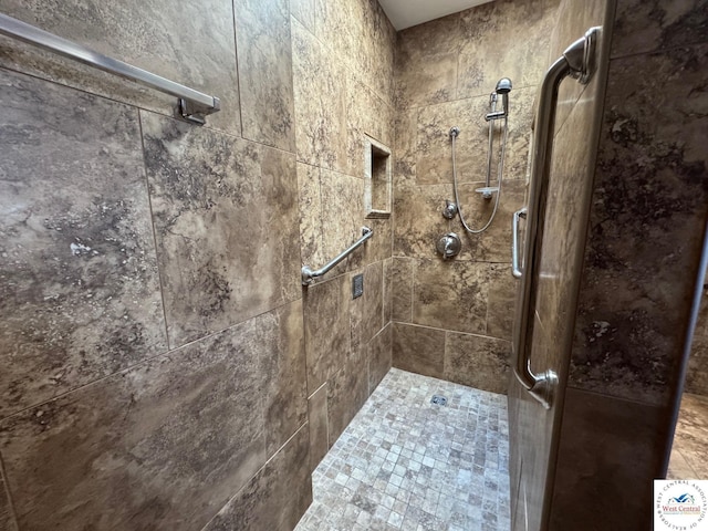 bathroom featuring tiled shower