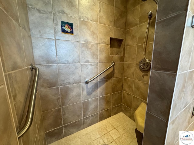 bathroom featuring a tile shower