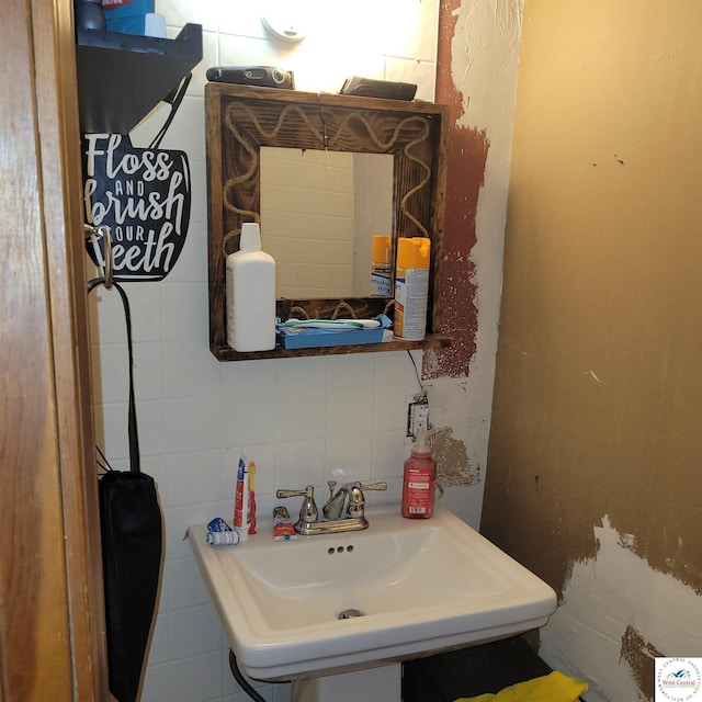 102 S Feaster St, Windsor, MO 65360 - bathroom with a sink