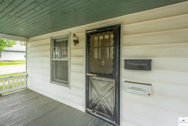 property entrance featuring a porch