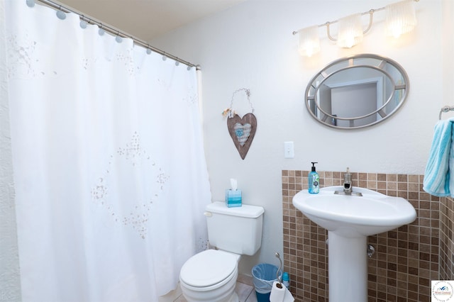 full bathroom with toilet and a shower with shower curtain