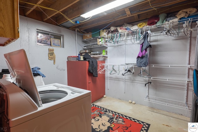 clothes washing area with washer / dryer and laundry area