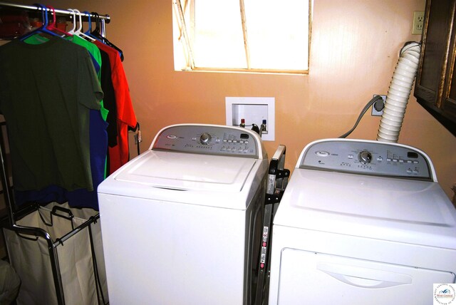 31150 Highview Rd, Edwards, MO 65326 - laundry room featuring independent washer and dryer