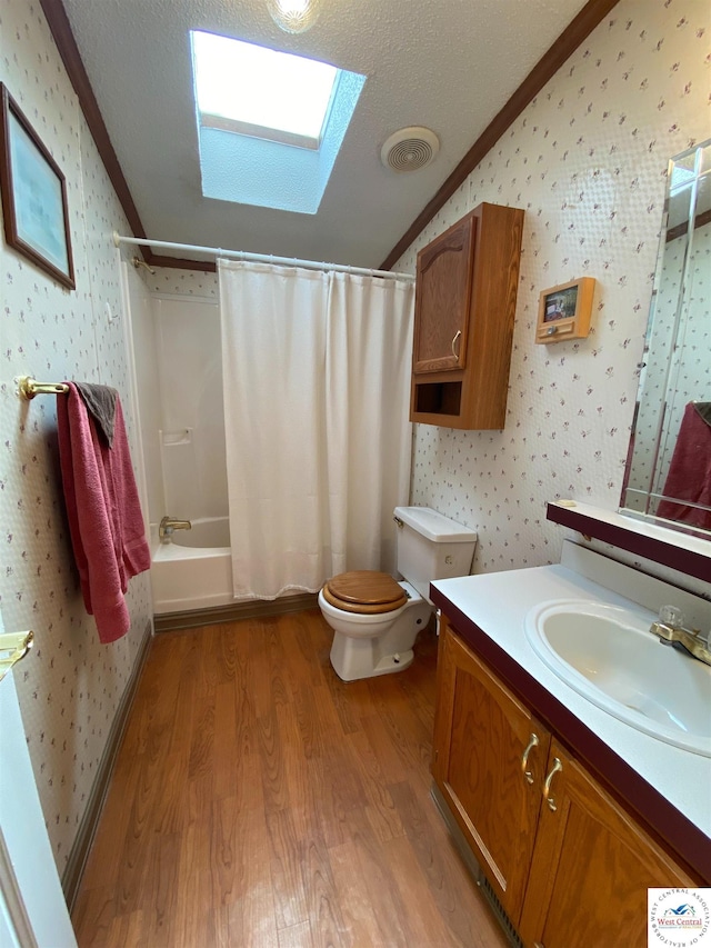 11371 Dawn Dr, Warsaw, MO 65355 - full bath featuring lofted ceiling, wallpapered walls, a skylight, wood finished floors, and toilet