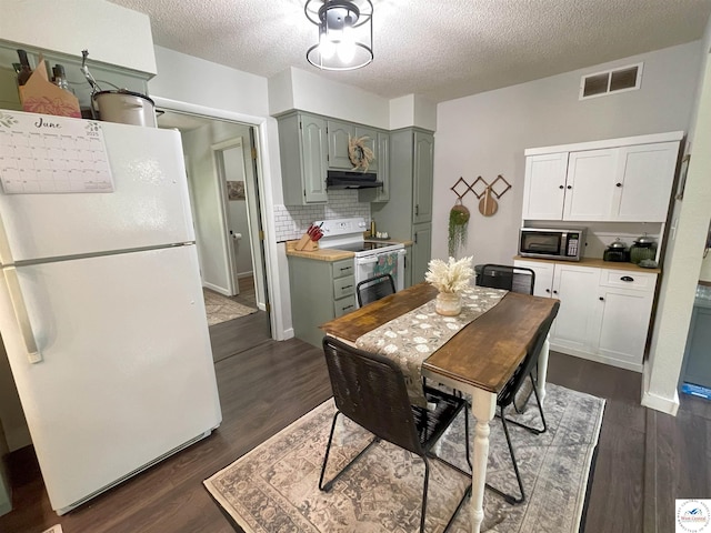 22756 Hickory Chapel Ave, Lincoln, MO 65338 - dining area with dark wood-style flooring and a textured ceiling