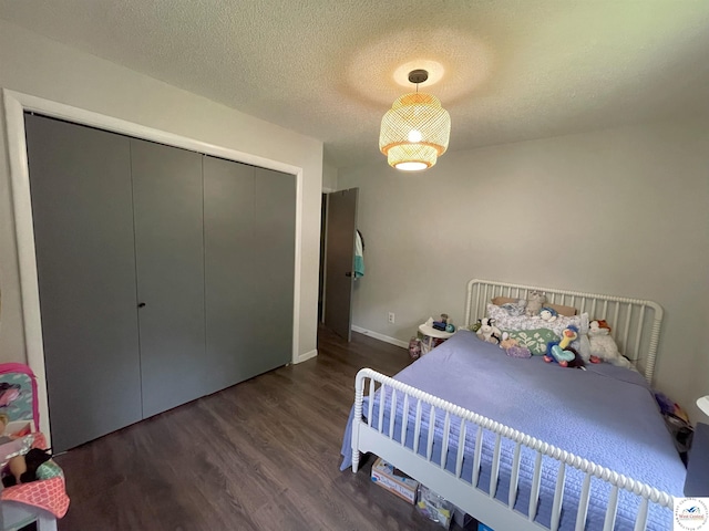 22756 Hickory Chapel Ave, Lincoln, MO 65338 - bedroom featuring wood finished floors, a textured ceiling, and a closet