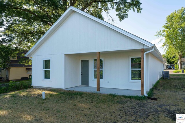 1504 E 7th St, Sedalia, MO 65301 - back of property with a lawn
