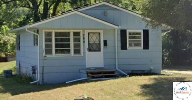 7801 Ozark Rd, Kansas City, MO 64129 - bungalow-style home featuring a front lawn