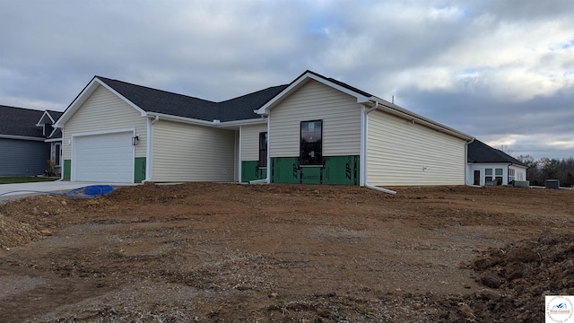 302 E Jamestown Dr, Clinton, MO 64735 - view of front facade featuring a garage and driveway