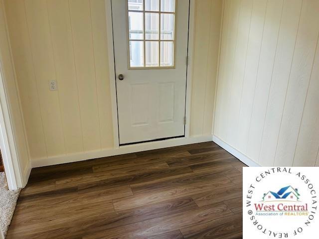 45869 E Hwy, Milan, MO 63556 - entryway featuring dark wood-style floors and baseboards