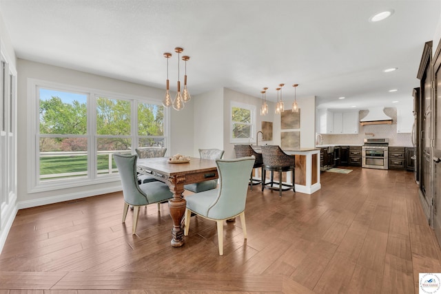 1715 Sycamore Dr, Sedalia, MO 65301 - dining area with recessed lighting, an inviting chandelier, dark wood-style flooring, baseboards, and visible vents