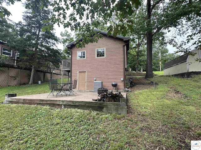 29193 Roundhouse Ave, Lincoln, MO 65338 - back of property with a patio and outdoor dining space