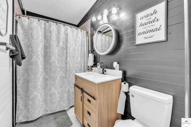 2510 Stephenson Ave, Sedalia, MO 65301 - full bathroom featuring toilet, vanity, and curtained shower
