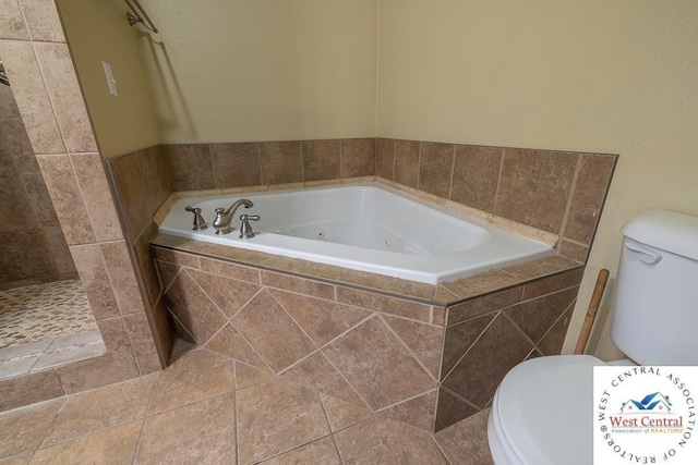 full bath with toilet, a tile shower, and a whirlpool tub