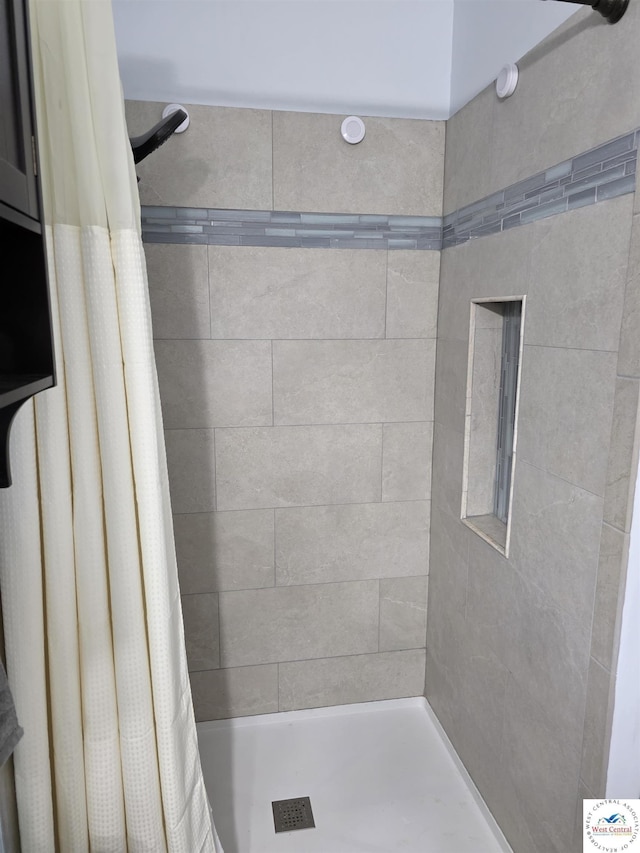 1010 NW Scenic Dr, Grain Valley, MO 64029 - bathroom featuring a tile shower