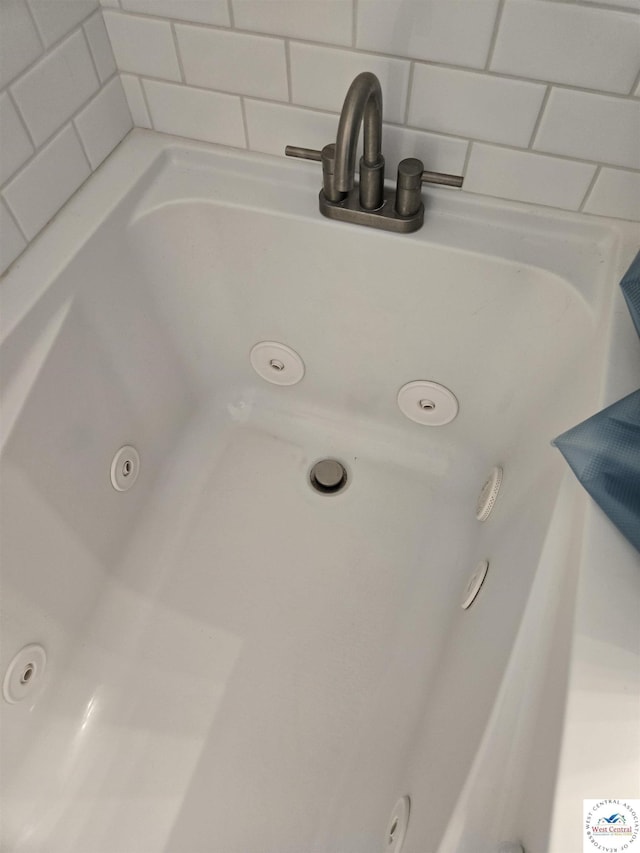 details featuring a sink and a tub with jets