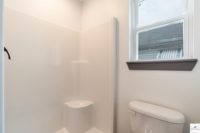 704 E 16th St, Sedalia, MO 65301 - full bathroom with toilet and a shower