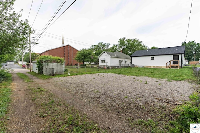 704 E 16th St, Sedalia, MO 65301 - view of yard featuring dirt driveway