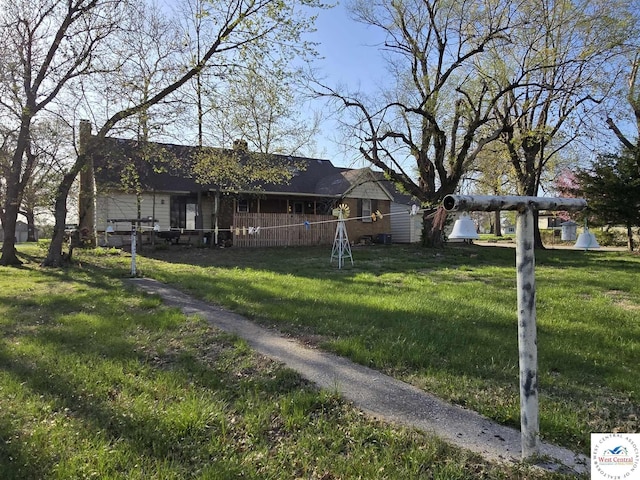 512 N Price Ln, Clinton, MO 64735 - view of front facade with a chimney and a front lawn