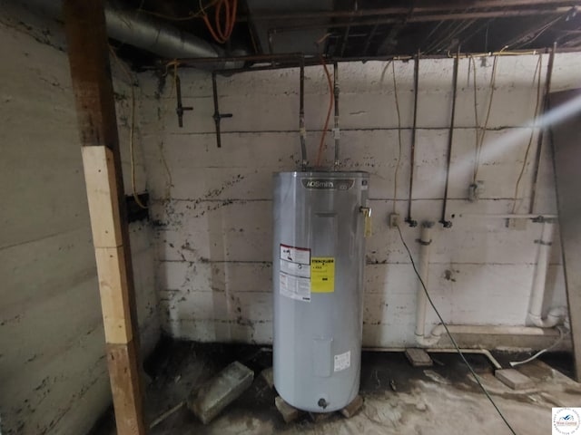 1105 Lay Ave, Warsaw, MO 65355 - utilities with water heater