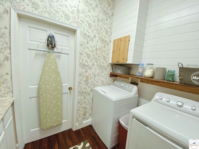 165 NE 100th Rd, Clinton, MO 64735 - laundry area featuring dark wood-style flooring, wallpapered walls, independent washer and dryer, and baseboards