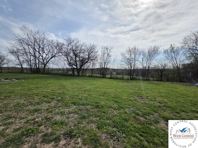 view of yard featuring a rural view
