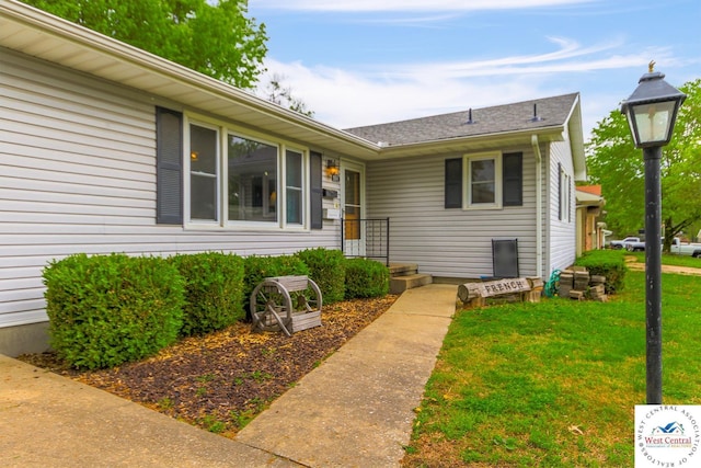 904 Leone Ave, Sedalia, MO 65301 - view of front of home with a front lawn