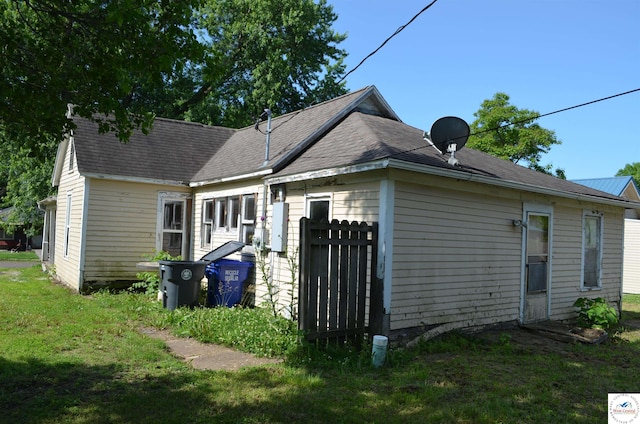 1305 E 14th St, Sedalia, MO 65301 - rear view of property featuring a yard