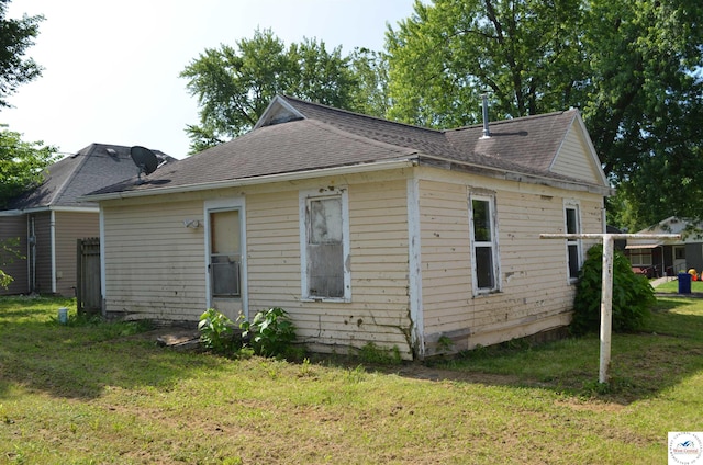 1305 E 14th St, Sedalia, MO 65301 - view of side of home with a yard and roof with shingles
