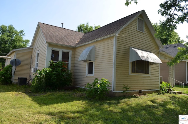 1305 E 14th St, Sedalia, MO 65301 - view of home's exterior featuring a lawn and roof with shingles