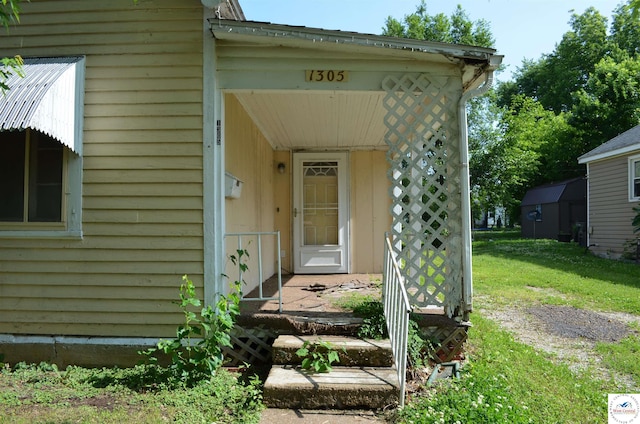 1305 E 14th St, Sedalia, MO 65301 - property entrance featuring a yard