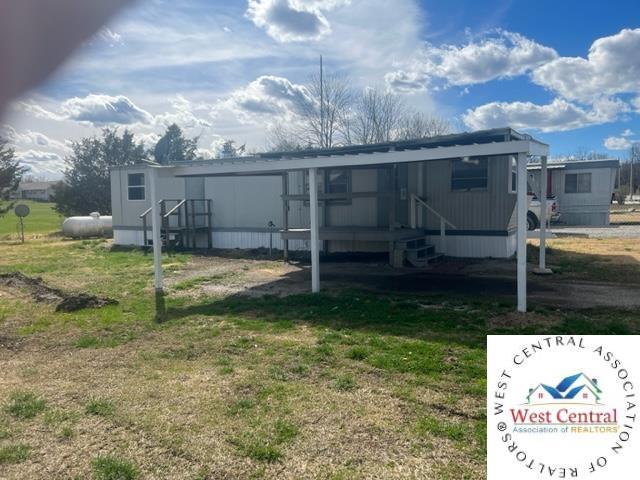 16552 Springfield Rd, Warsaw, MO 65355 - view of front of property with a front lawn
