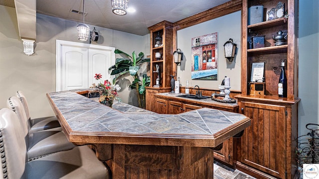 4517 NE Fairway Homes Dr, Lees Summit, MO 64064 - indoor wet bar featuring decorative light fixtures