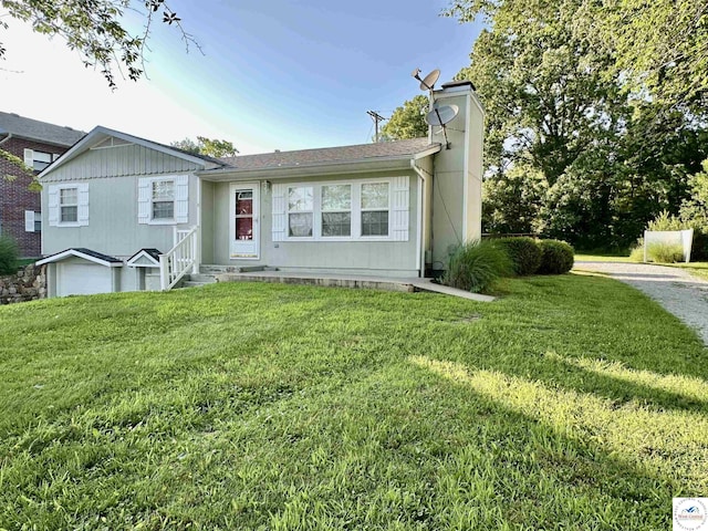 616 E Main St, Warsaw, MO 65355 - view of front of house with a front lawn and a chimney