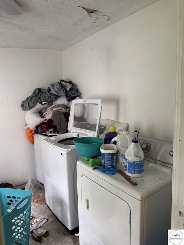 405 W 4th St, Sedalia, MO 65301 - laundry area with laundry area, a textured ceiling, and independent washer and dryer