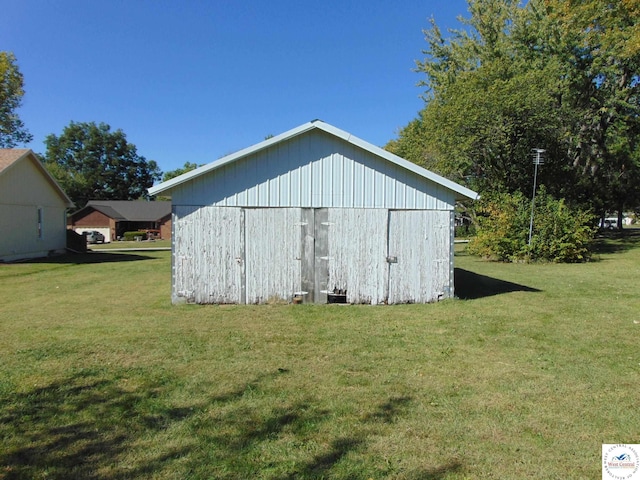 view of pole building featuring a lawn