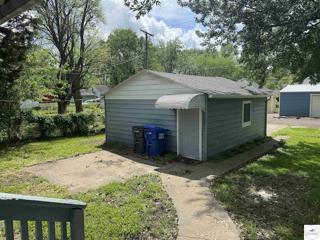 1404 S Grand Ave, Sedalia, MO 65301 - view of outdoor structure with an outbuilding