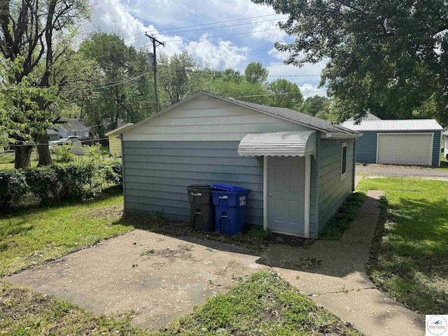 1404 S Grand Ave, Sedalia, MO 65301 - view of outdoor structure with an outbuilding