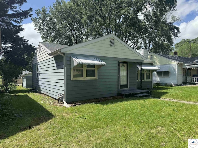 1404 S Grand Ave, Sedalia, MO 65301 - back of house with a yard