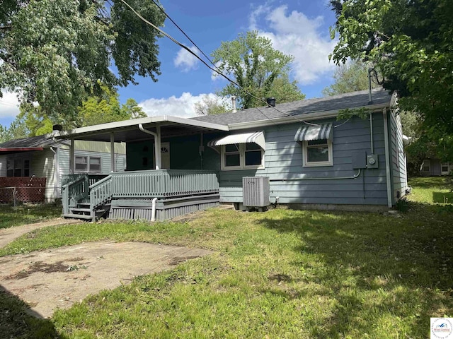 1404 S Grand Ave, Sedalia, MO 65301 - view of front of property featuring a porch, a front yard, and cooling unit