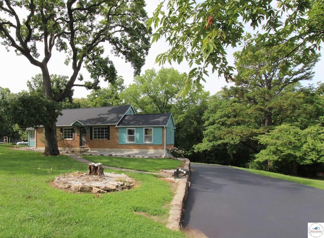 ranch-style home featuring a front lawn